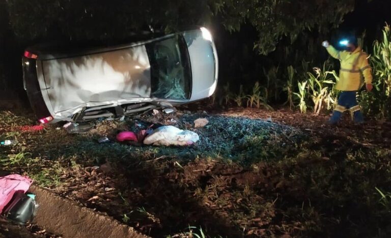 Motorista capota carro ao tentar fugir de falsos policiais na estrada