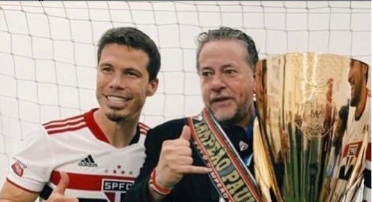 Casares presta homenagem a Hernanes