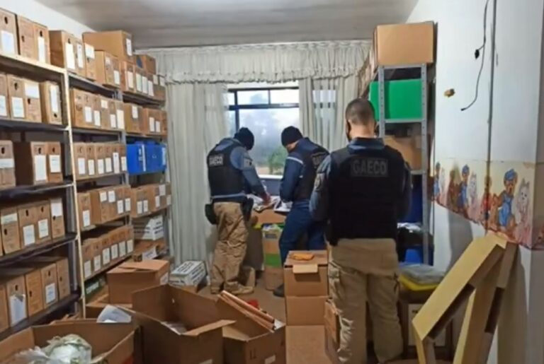 Para despistar o Gaeco, policial suspeito de corrupção joga pacotes de dinheiro no quintal da vizinha