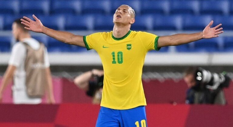 Richarlison ‘voa’ e marca 3 na estreia com a camisa 10