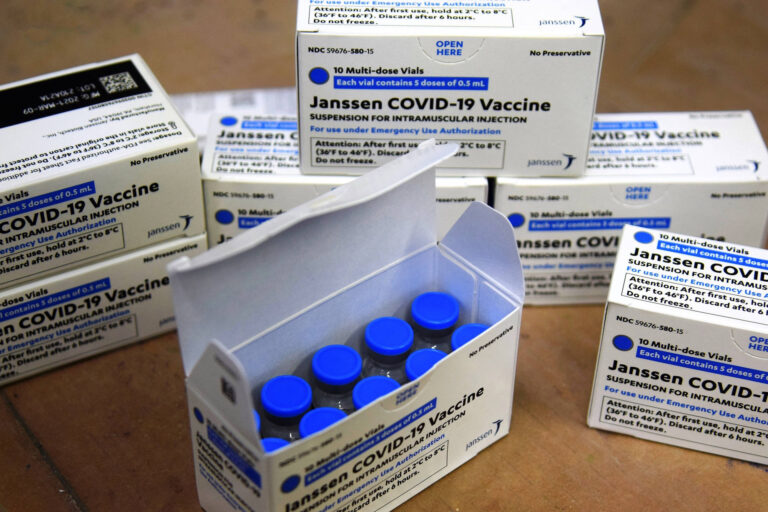 Começa aplicação da terceira dose da vacina Janssen em Maringá