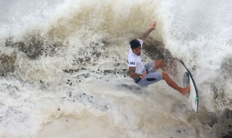 Gabriel Medina brilha e alcança semifinal do surfe