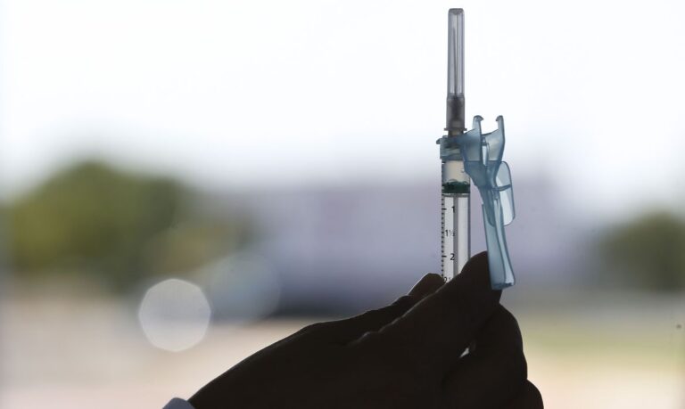 Covid-19: chilenos vacinados com CoronaVac terão dose de reforço
