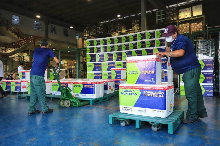 141 mil doses de vacinas contra a Covid-19 chegam ao Paraná nesta segunda-feira
