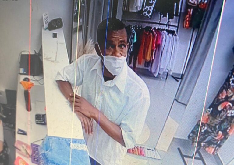 Assaltante tranca vendedora no banheiro da loja