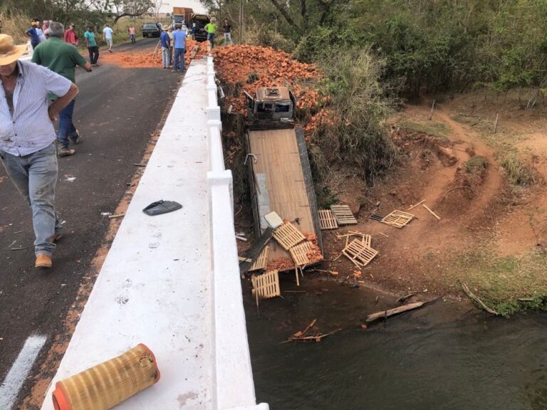 Caminhão despenca de ponte sobre o Rio Pirapó