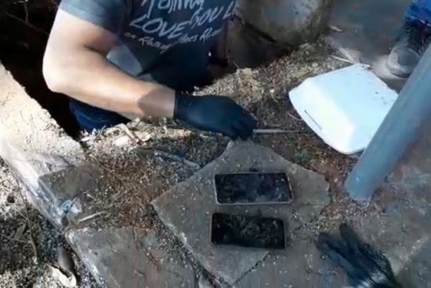 Vídeo mostra homem que matou a mulher e os sogros jogando celulares das vítimas em bueiro