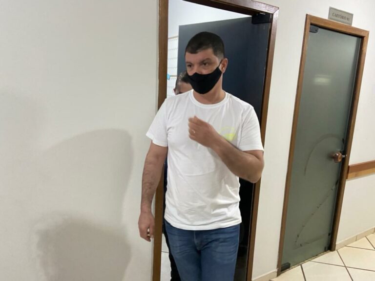 Autor de triplo assassinato é levado para Curitiba