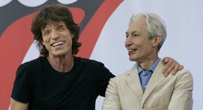 Mick Jagger presta homenagem ao parceira Charlie Watts
