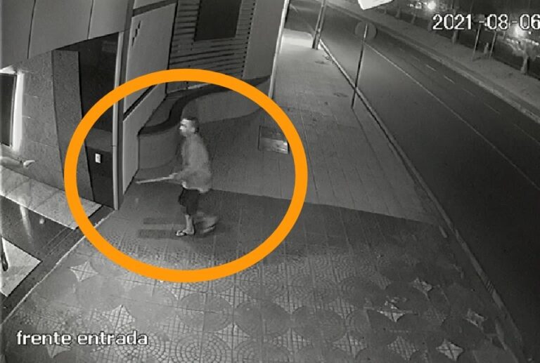 Polícia prende travestis suspeitos de agredir homem a pauladas