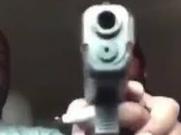 Marido acorda com uma pistola na cabeça