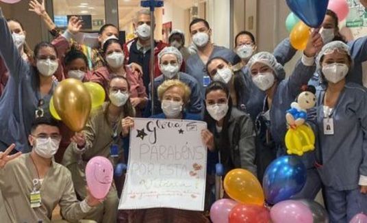 Glória Menezes recebe homenagem de equipe médica após alta