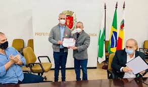 Prefeito e vereador são homenageados por Conselho de Educação Física