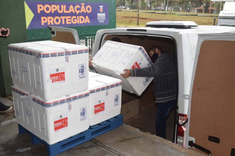 Novo lote com 311.780 imunizantes contra a Covid-19 chega ao Paraná