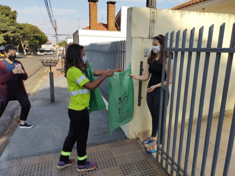 Maringá Recicla inicia distribuição de sacos de lixo nos bairros