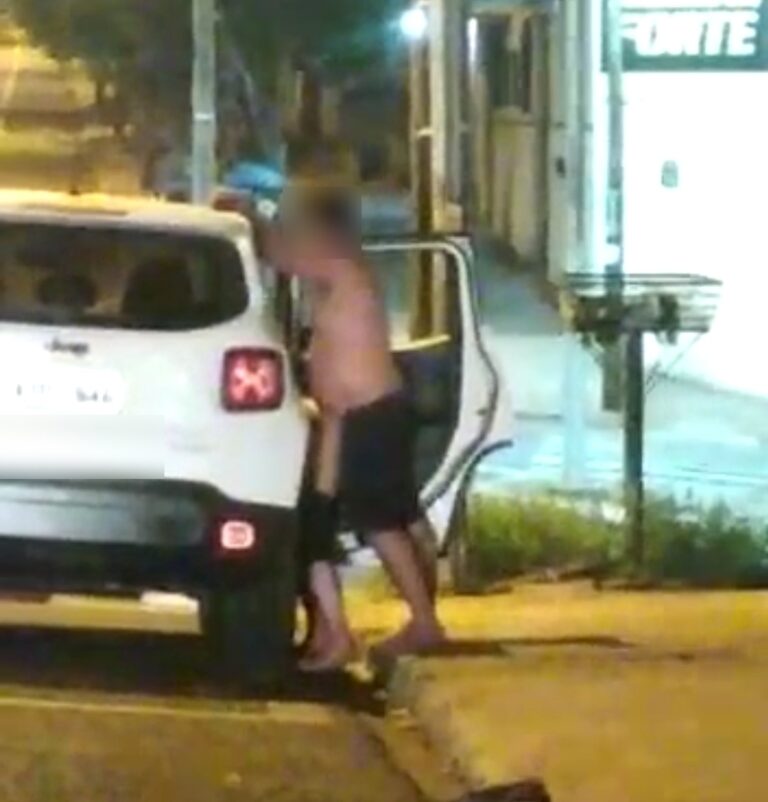 Casal faz sexo em via pública sem se incomodar com câmeras
