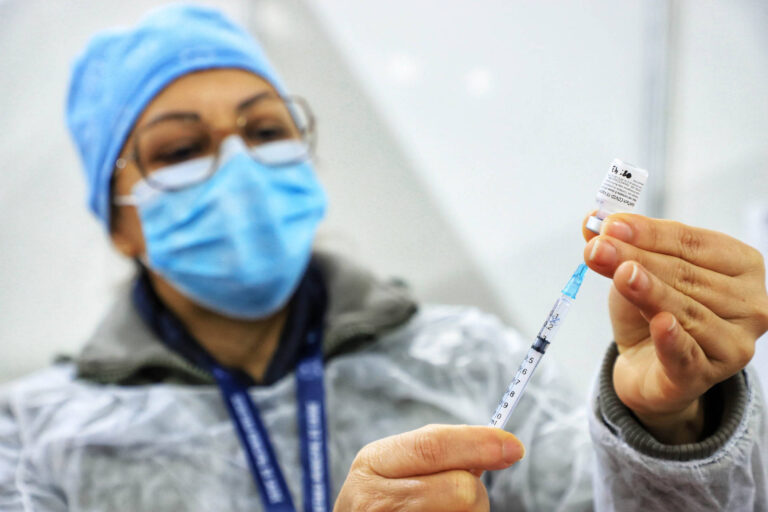Maringá vacina pessoas com 12+ e públicos de 2ª e 3ª doses nesta terça