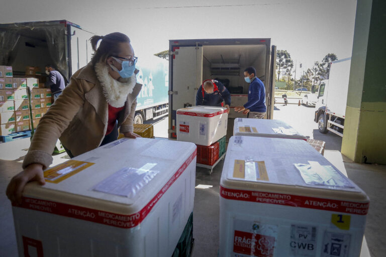 Saúde inicia distribuição de doses para aplicação no público geral