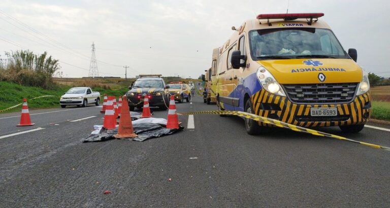 Moto bate em caminhão, mulher cai da garupa e é atropelada por outro veículo