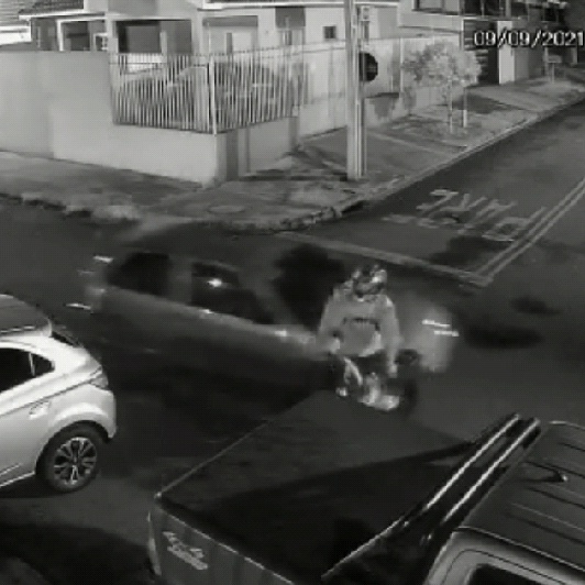 Motorista embragado atropela motoboy e agride populares