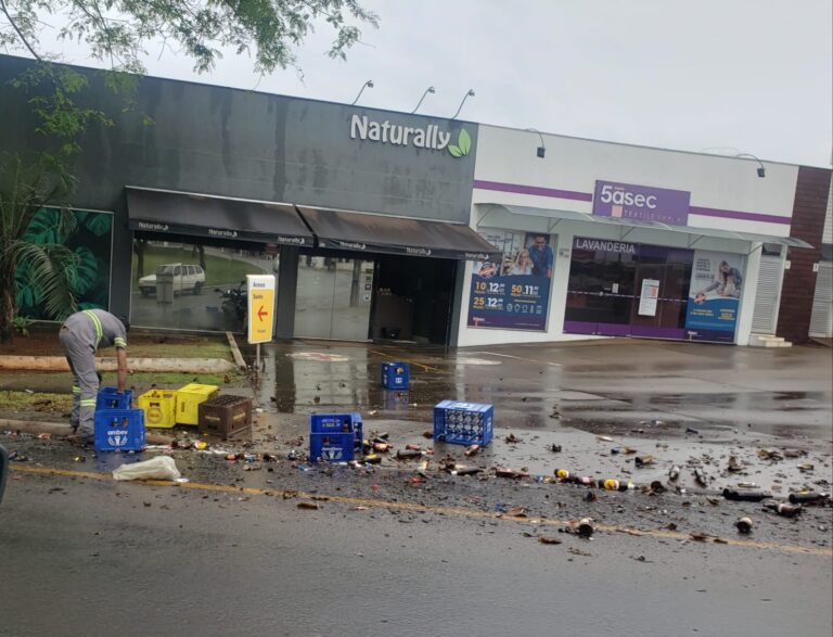 Caminhão de cerveja derruba carga em praça de Maringá