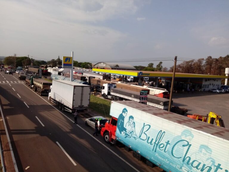 Caminhoneiros bloqueiam dois pontos da BR-376
