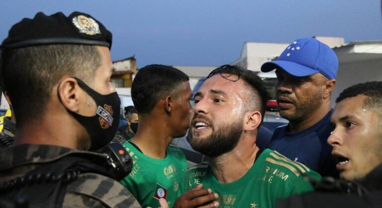 Cruzeiro x CSA termina em briga generalizada