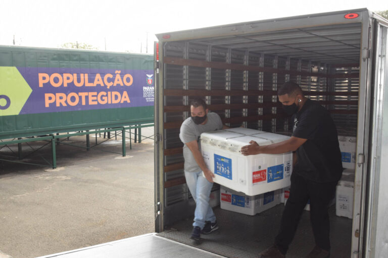 Paraná recebe mais 363,8 mil vacinas para primeiras e segundas doses