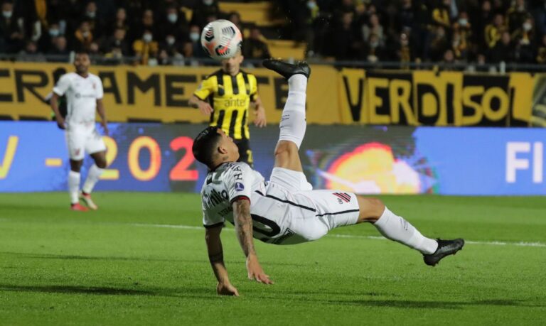 Athletico-PR vence Peñarol e fica perto da final
