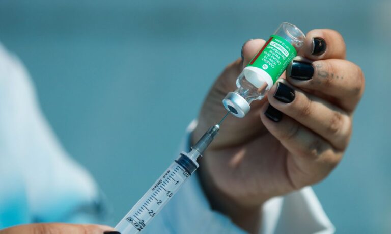 Adolescentes entre 12 e 17 anos começam a receber dose de reforço Covid-19