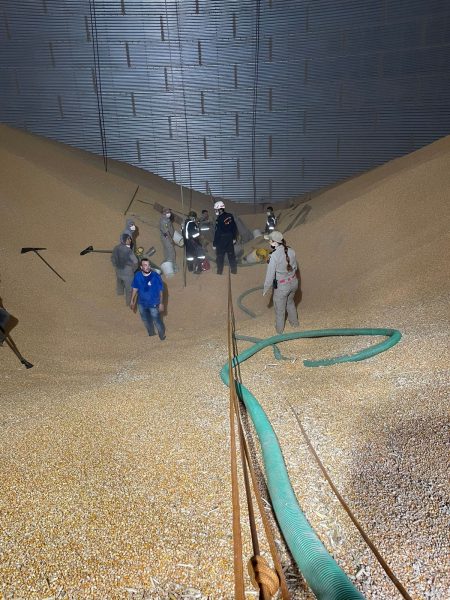 Trabalhadores soterrados em silo de grãos