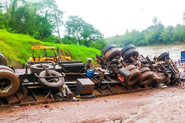 Motoristas morrem em tombamentos de caminhões