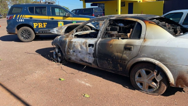 Em perseguição cinematográfica carro com cigarros contrabandeados bate e pega fogo