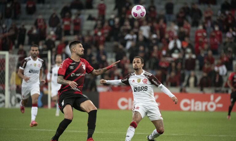 Flamengo arranca empate com Athletico-PR
