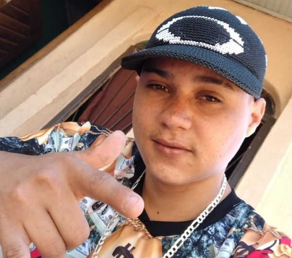 Jovem foi executado a tiros enquanto fumava narguilé