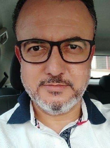 Se perde na curva e morre no choque com barranco