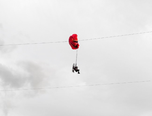 Piloto de paramotor fica preso na rede de alta tensão