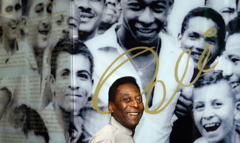 Pelé recebe alta e deixa hospital em São Paulo
