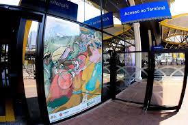 Prefeitura instala painéis de artistas em pontos estratégicos