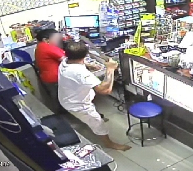 Homem assalta posto e ameaça funcionária com um facão
