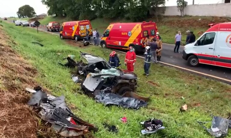 Seis pessoas morrem após colisão entre dois carros