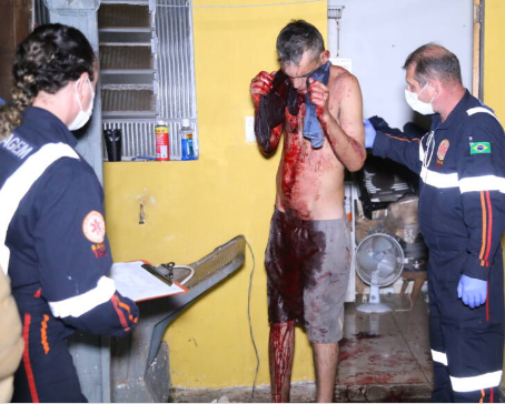 Homem leva 8 facadas numa briga em ponto de drogas