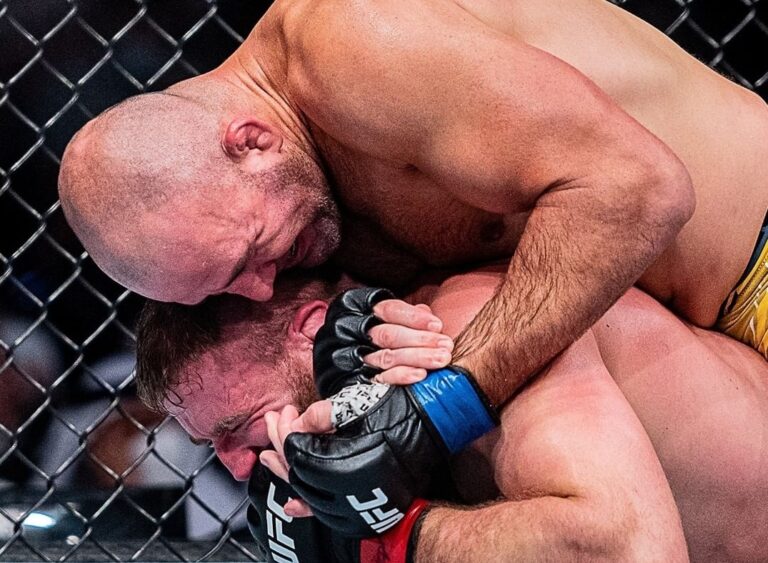 Glover faz história, finaliza Blachowicz e conquista o cinturão