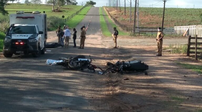 Choque frontal entre duas motos deixa três mortos
