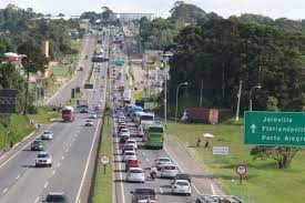 Feriado prolongado aumenta fluxo de veículos nas rodovias