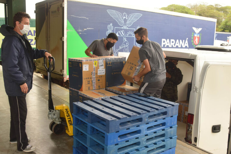 Paraná recebe novo lote de vacinas contra a Covid-19