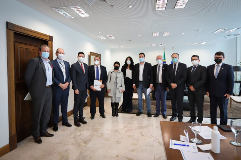 Reitor da UEM participa de reunião com governador sobre demandas urgentes