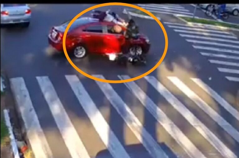 Arremessada sobre teto de carro em acidente de trânsito
