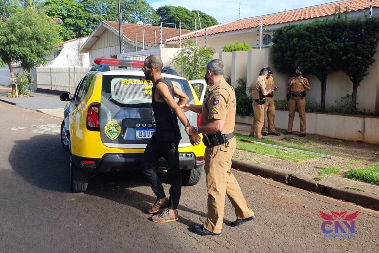 Após assaltar e esfaquear homem em mercado, ladrão é preso agredindo mulher