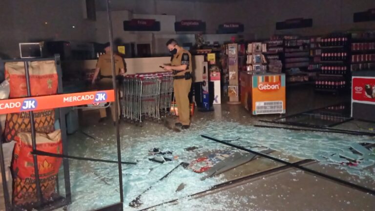 Bandidos entram com carro e tudo para furtar mercado